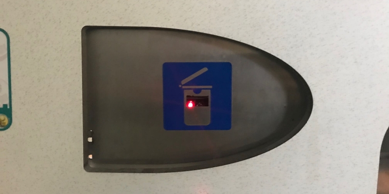 Une poubelle sans contact avec ouverture automatique